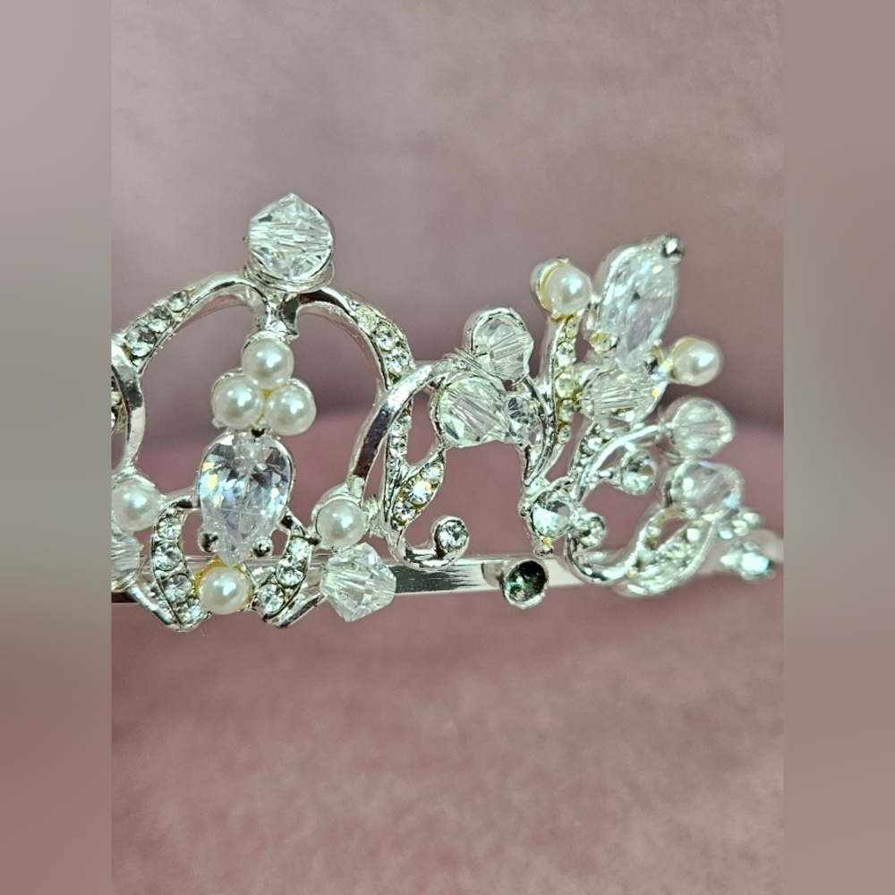 πVintage Inspired Silver Sparkly Tiara with Crystals And Pearlsπ - Picture 5 of 13